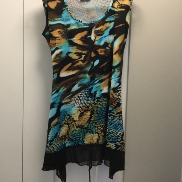 Lovely Ladies Top Made in Canada - Picture 4 of 7